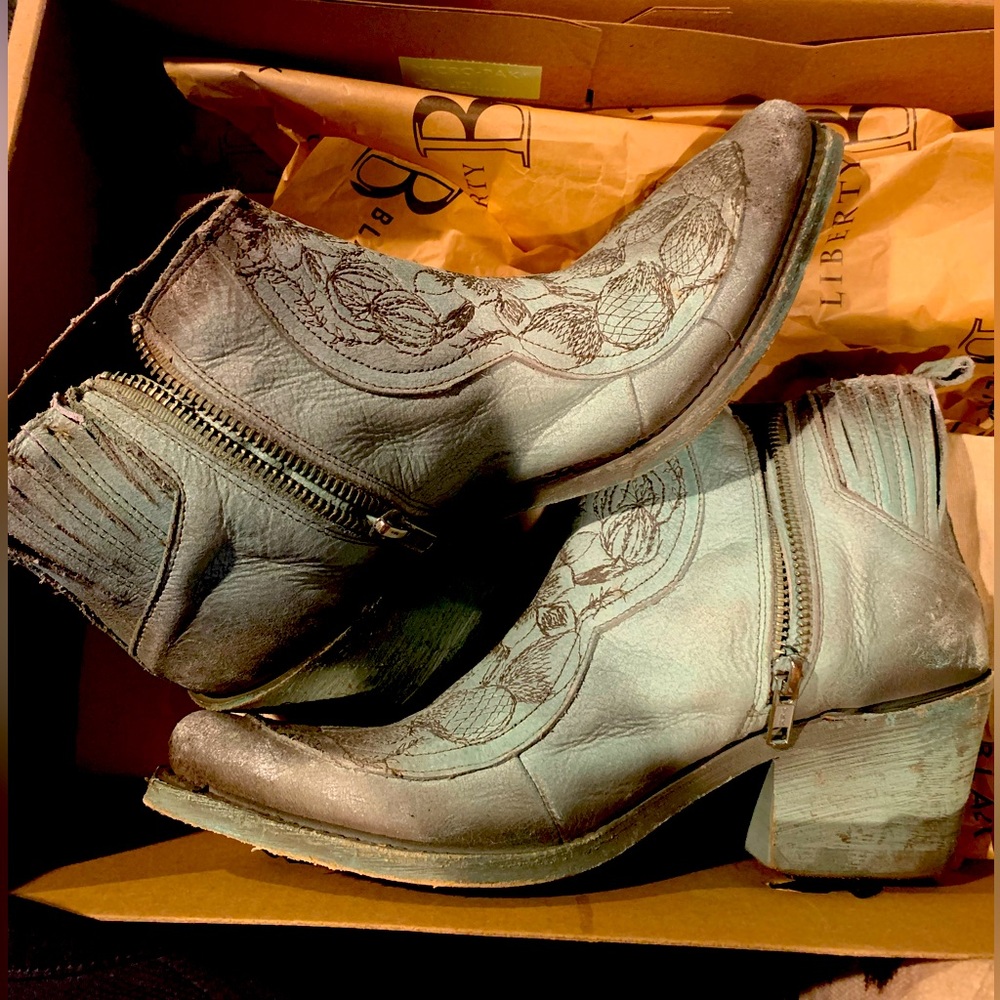 Liberty Black Boot Sz 8 women’s turquoise snow leather booties rare color/style
